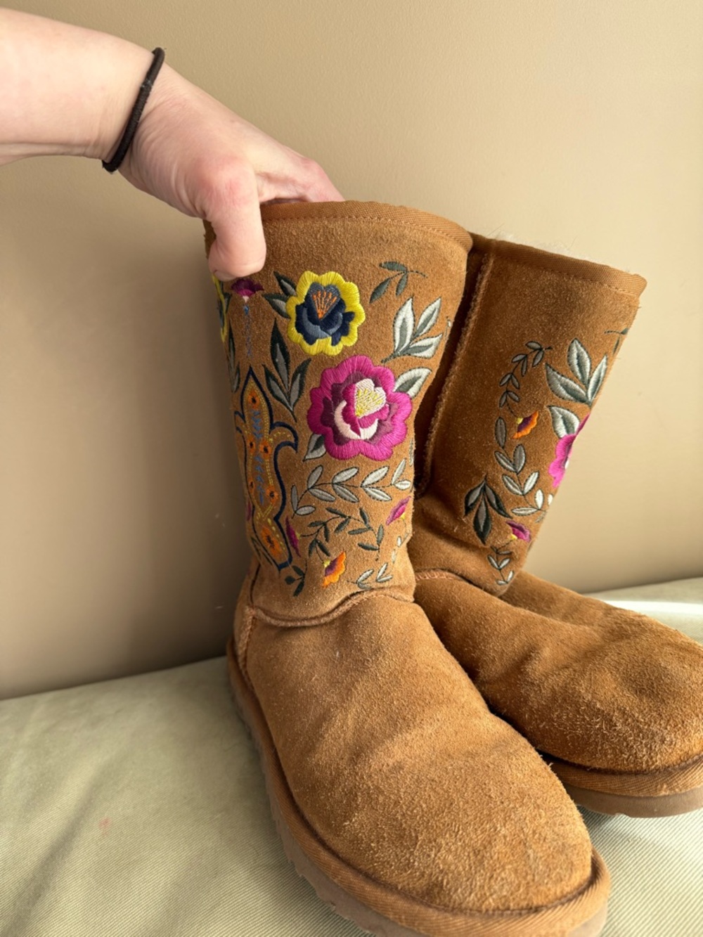 UGG Cream Shearling Lined Interior with Size Label